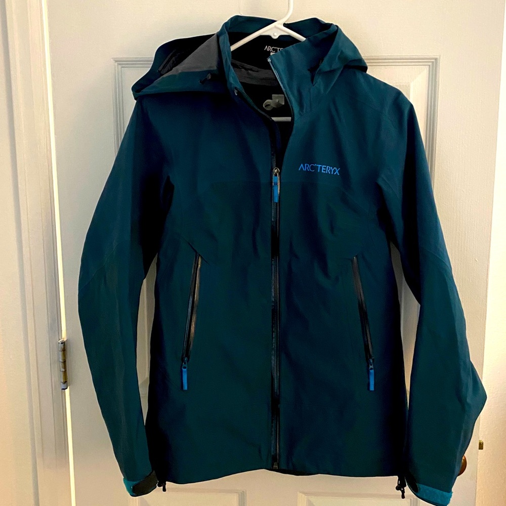 ARC’TERYX Women’s Ravenna Jacket